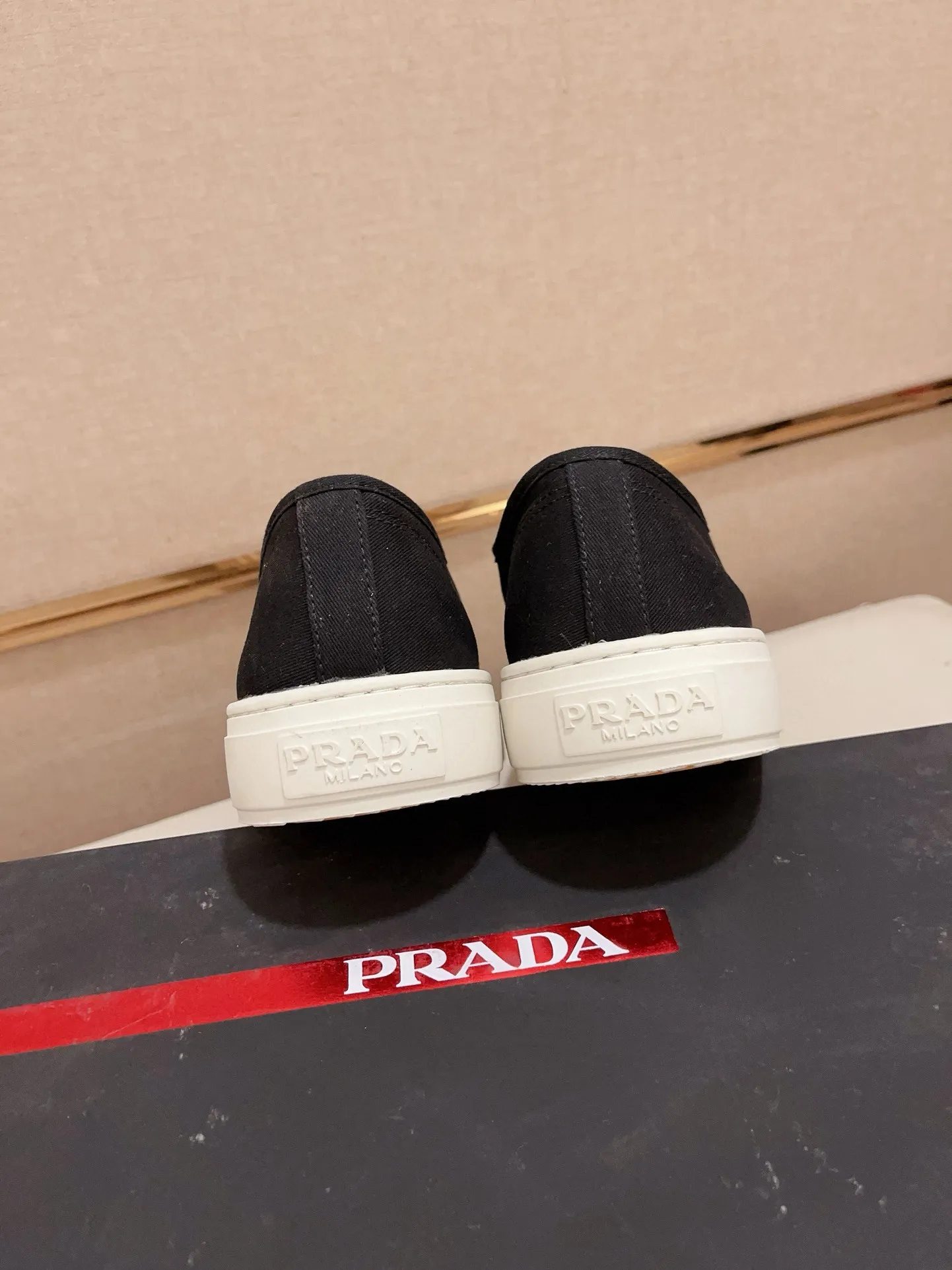 Men's shoes 💰 580💰 ✔️✔️✔️High-quality new PRADA counters are launched at the same time. The new men's shoes and 😘fabrics are selected from first-layer cowhide and are made by pure handicrafts. Lining: Full cowhide lining. 👍🏿 High-end ☄️ air-cushion molded anti-slip rubber outsole, exquisite lines, simple and elegant, comfortable and high-end for leisure travel. Code number: 38 to 44 (45 can be customized)